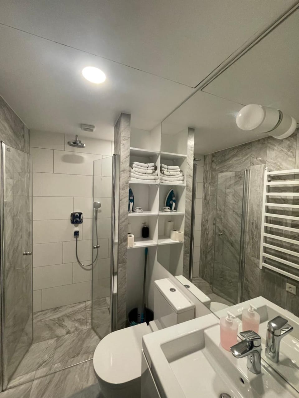 Shower, Toilet, Bathroom, towels