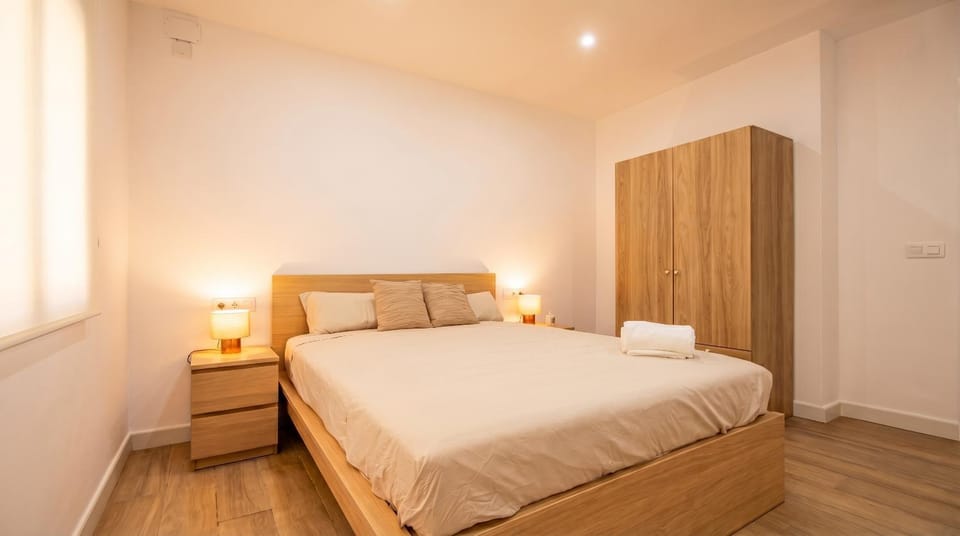 Photo of the whole room, Bedroom, wardrobe