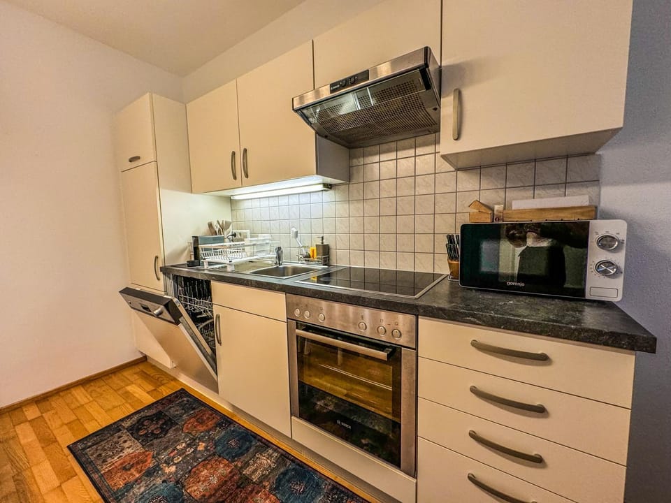 Coffee/tea facilities, Kitchen or kitchenette, dishwasher, oven, stove, toaster