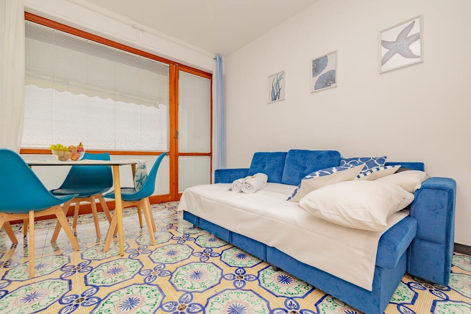 Bed, Living room, Photo of the whole room, Seating area, Dining area, Bedroom