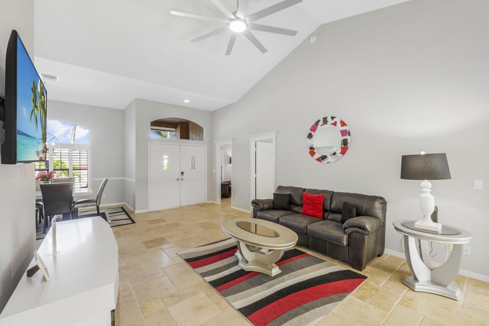 S exposure home with pool and walk to beach/food House in Marco Island