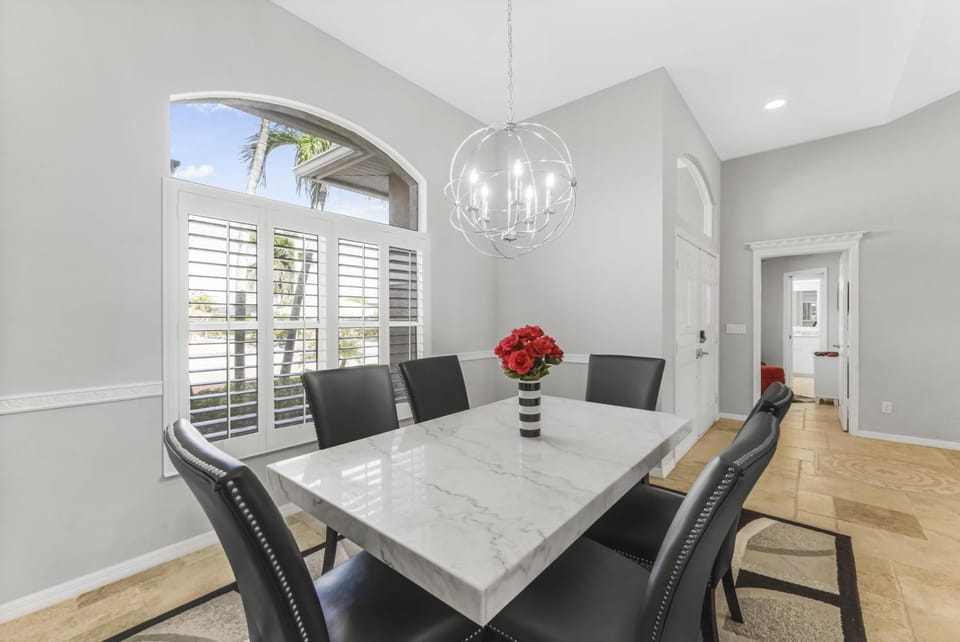 S exposure home with pool and walk to beach/food House in Marco Island