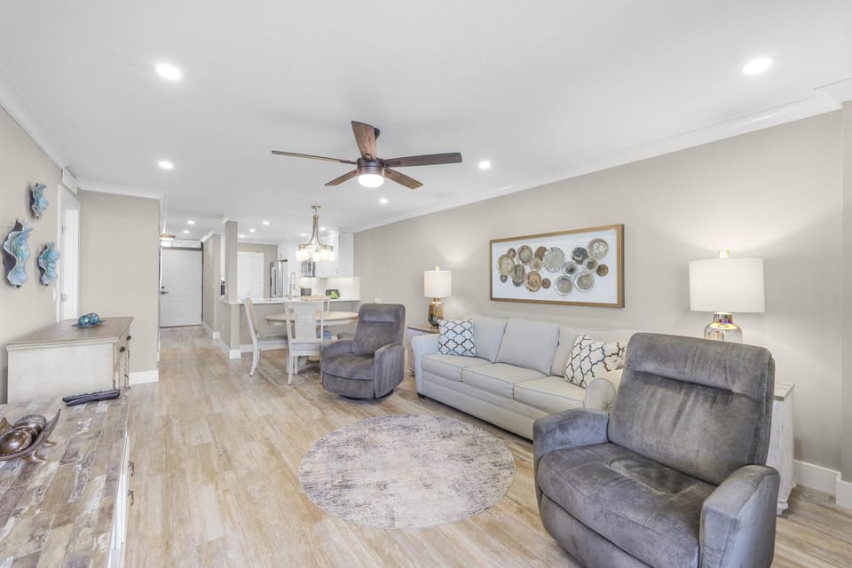 Rare 6th floor unit with amazing views of Clam Bay House in Marco Island