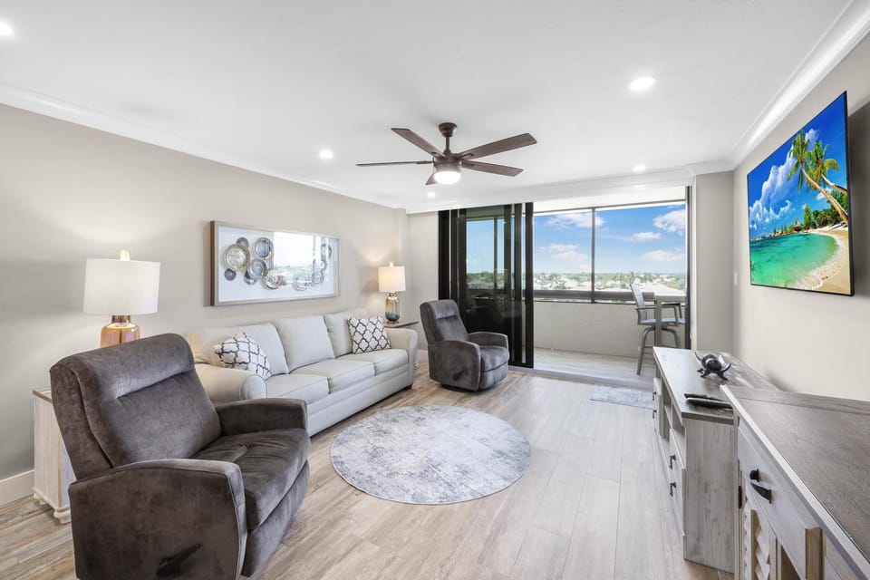 Rare 6th floor unit with amazing views of Clam Bay House in Marco Island