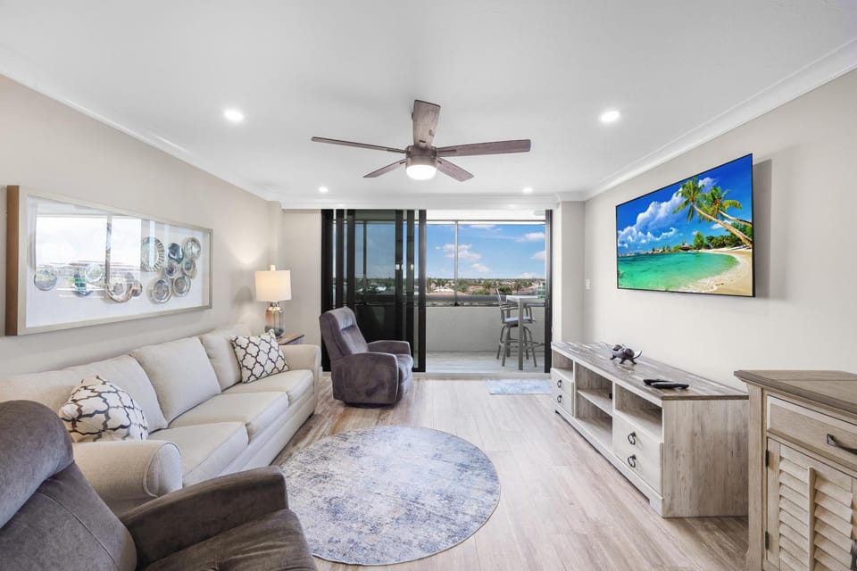 Rare 6th floor unit with amazing views of Clam Bay House in Marco Island