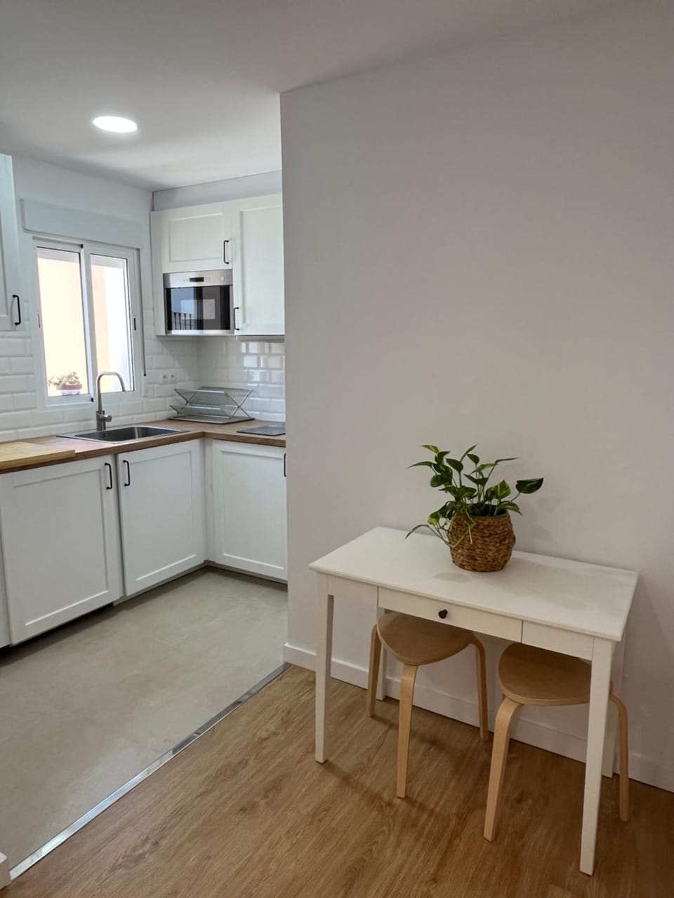Kitchen or kitchenette, Dining area, stove