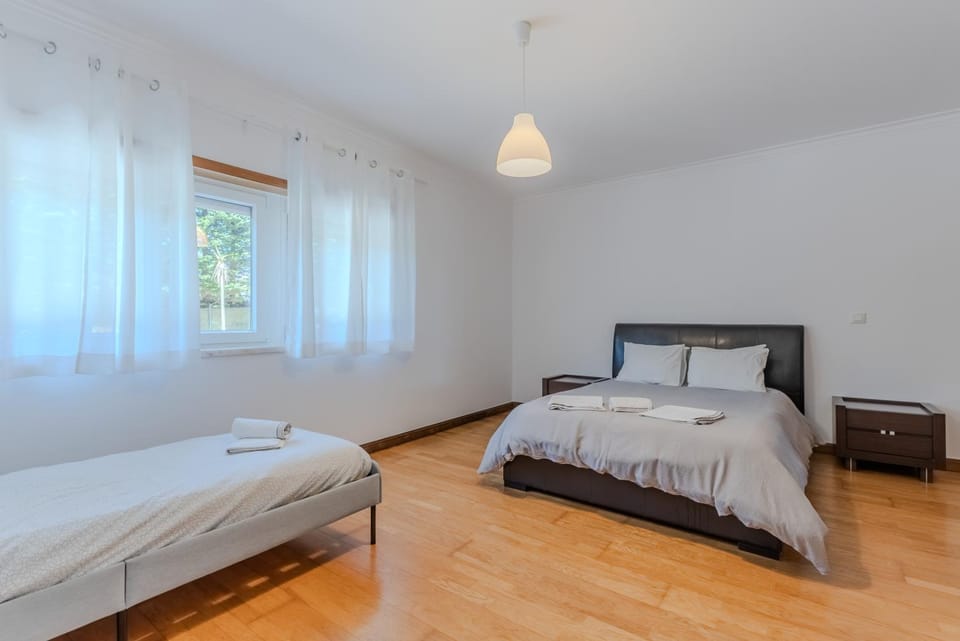 Bed, Bedroom, towels