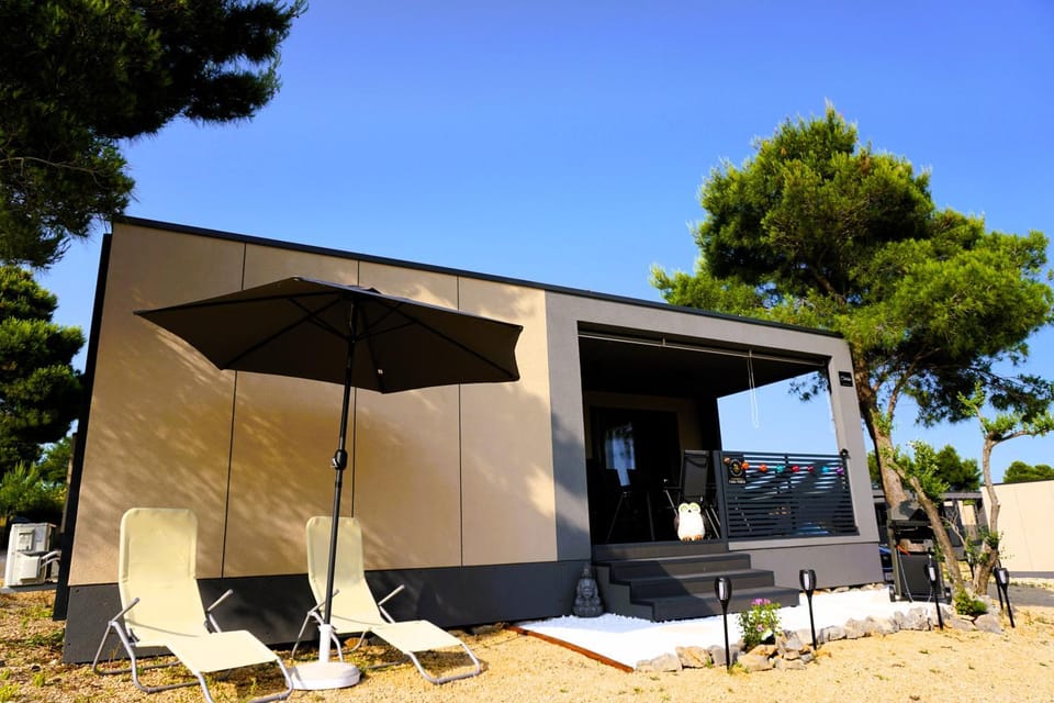 Property building, Facade/entrance, BBQ facilities, Garden, sunbed
