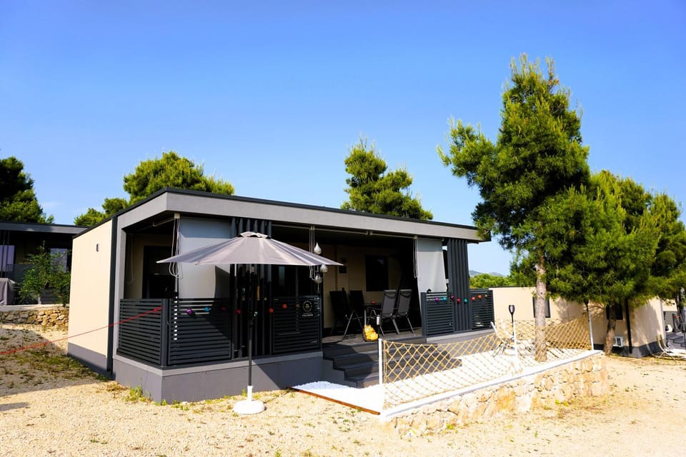 Property building, Facade/entrance, Garden, sunbed