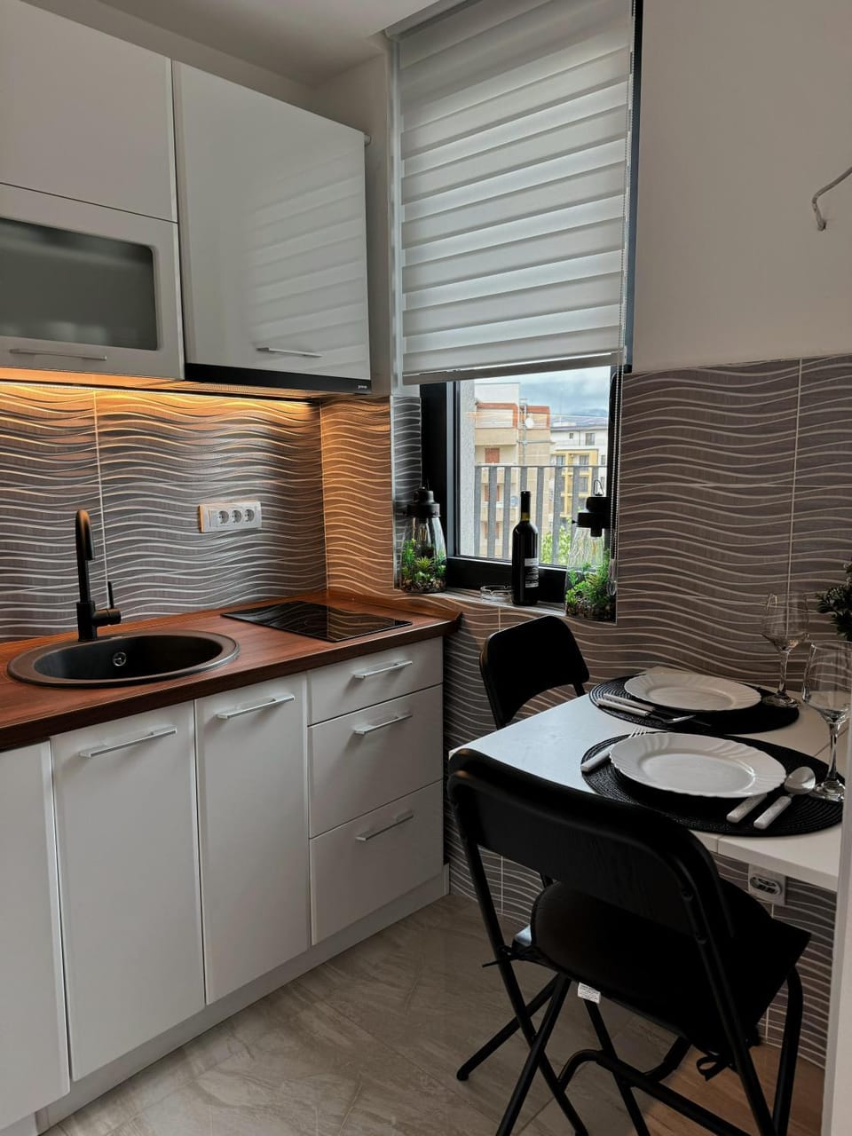 Kitchen or kitchenette, Dining area, minibar, stove