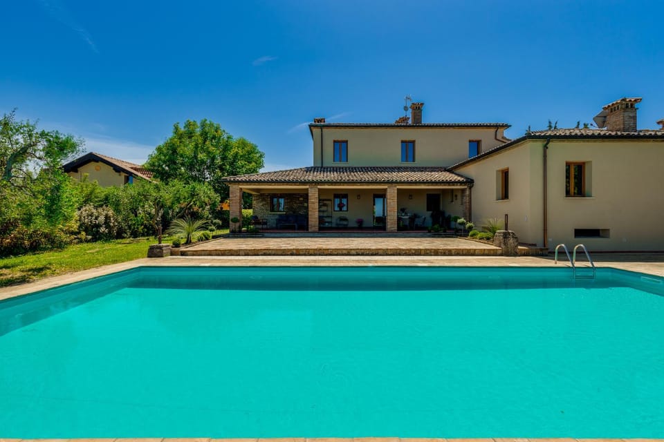 Property building, Kitchen or kitchenette, Pool view, Swimming pool