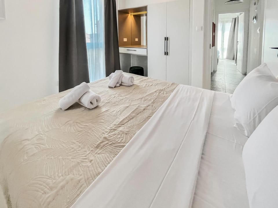 Bed, Photo of the whole room, Bedroom, towels
