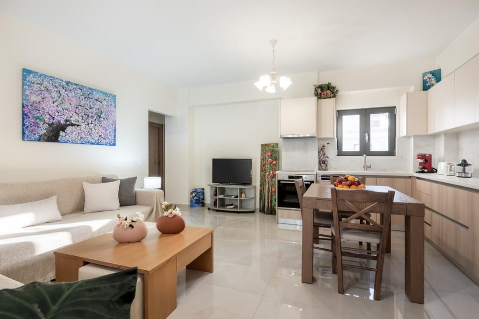 TV and multimedia, Kitchen or kitchenette, Living room, Seating area, Dining area