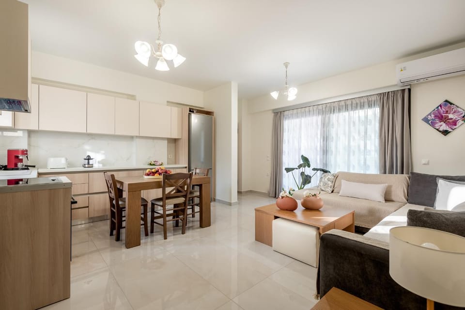 Kitchen or kitchenette, Living room, Seating area, Dining area