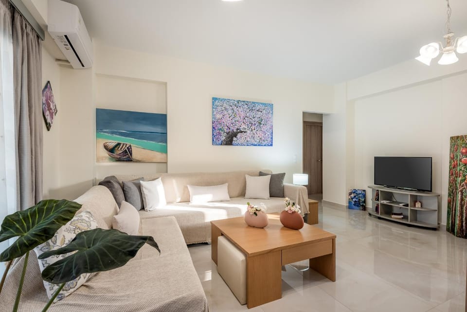 Communal lounge/ TV room, TV and multimedia, Living room, Seating area, Evening entertainment, air conditioner
