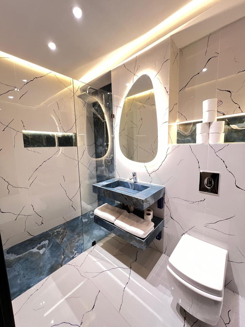 Shower, Toilet, towels