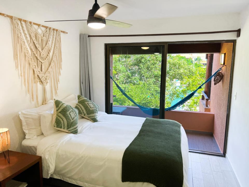 Bed, Balcony/Terrace, River view