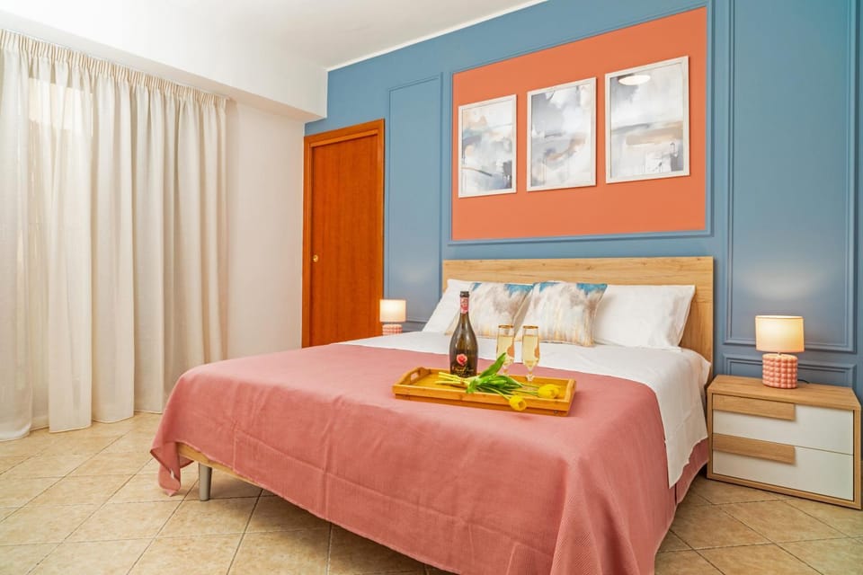 Bed, Food and drinks, Photo of the whole room, Bedroom