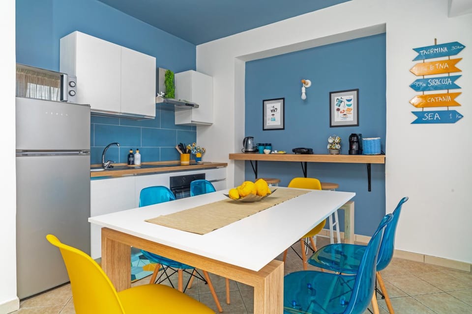 Kitchen or kitchenette, Dining area, minibar, stove