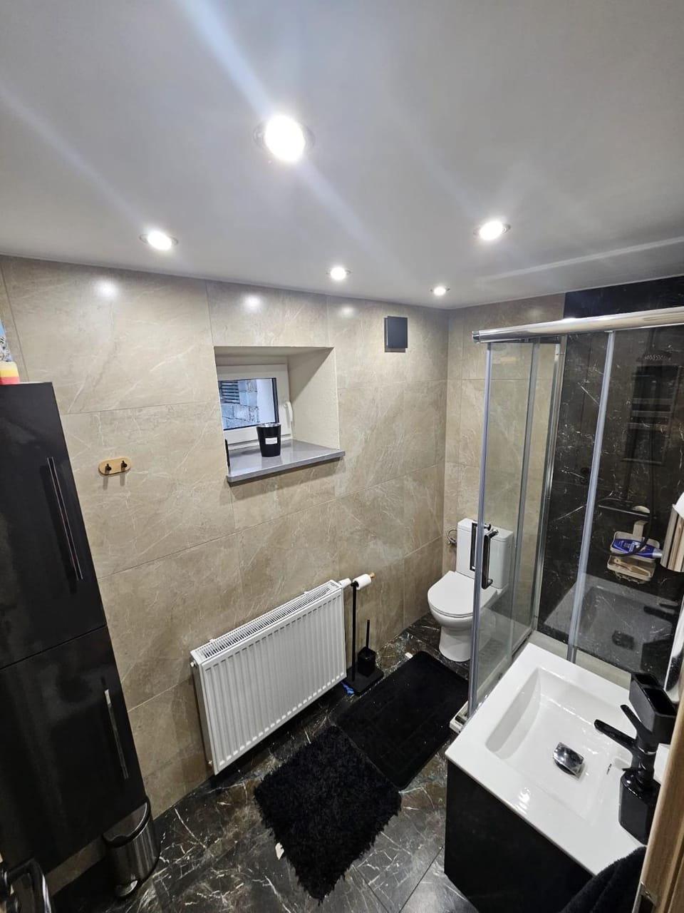 Shower, Toilet, Bathroom, towels