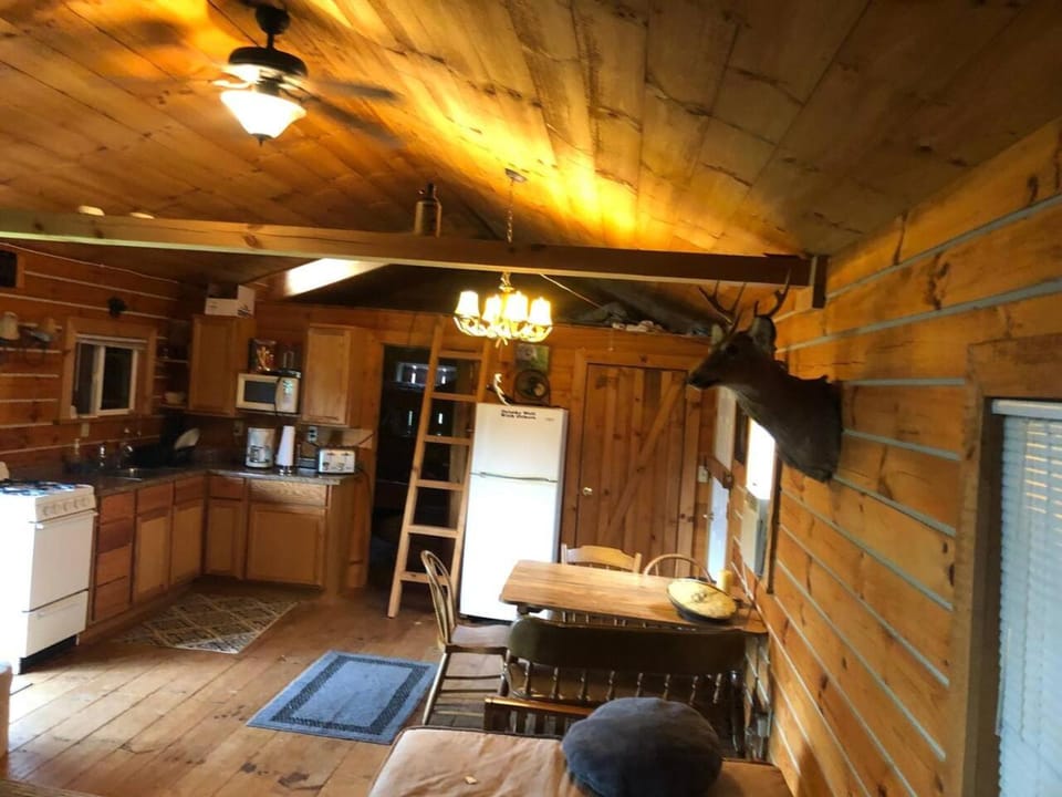 Lodge 65AC Zanesville Muskingum AEP WIFI CELL SVC Farm Stay in Ohio