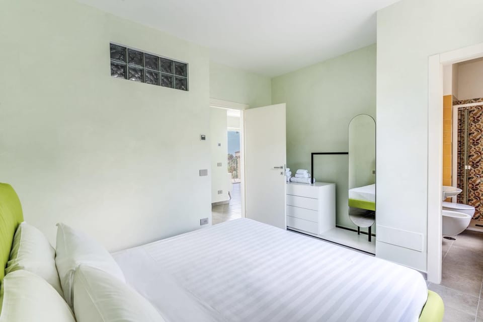 Bed, Photo of the whole room, wardrobe