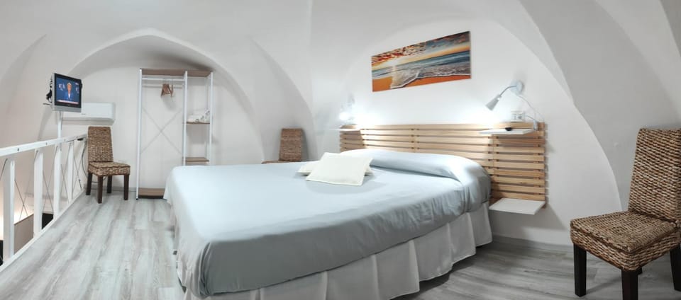 Bed, TV and multimedia, Photo of the whole room, Bedroom