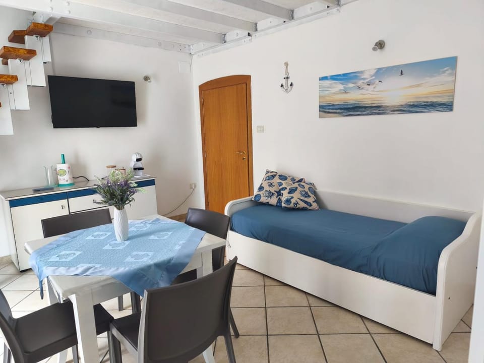 Bed, TV and multimedia, Living room, Seating area