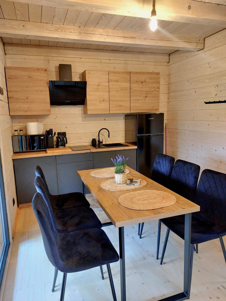 Coffee/tea facilities, Kitchen or kitchenette, Dining area, stove