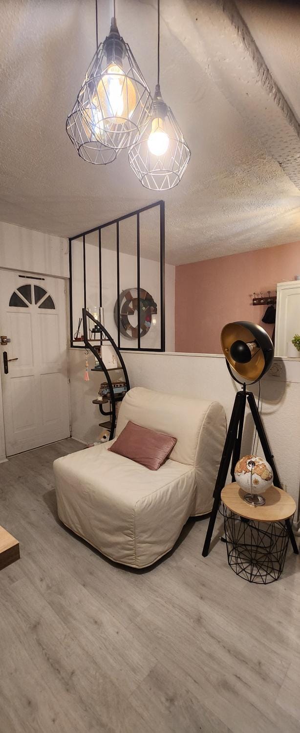 Bed, Living room