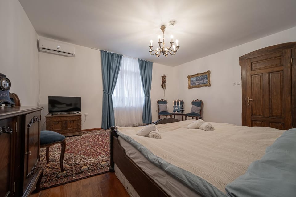 Bed, TV and multimedia, Photo of the whole room, Seating area, Bedroom, air conditioner