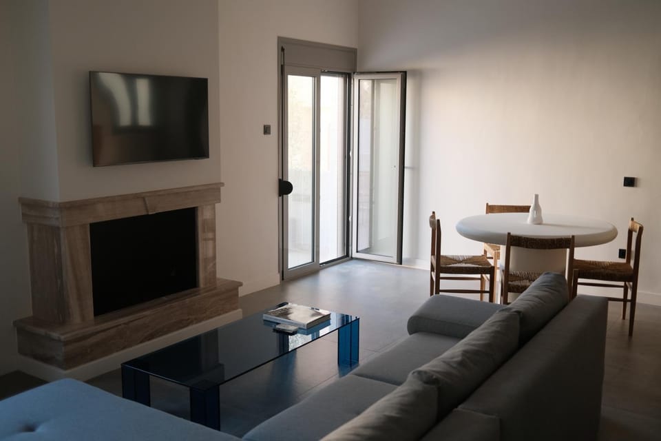 Communal lounge/ TV room, TV and multimedia, Living room, Seating area, Dining area, Evening entertainment