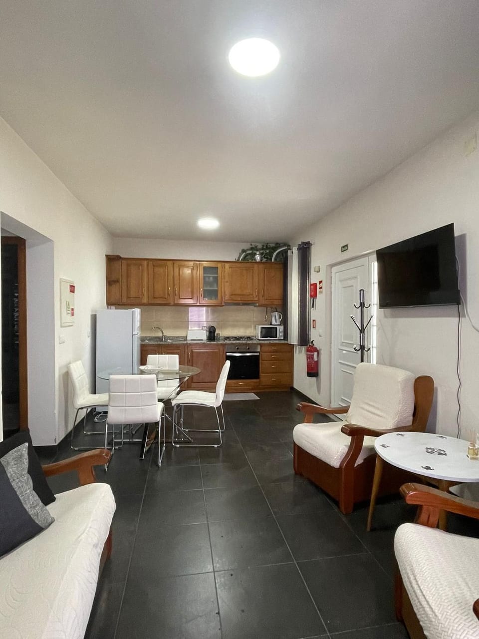 Communal lounge/ TV room, TV and multimedia, Kitchen or kitchenette, Living room, Dining area, oven, stove