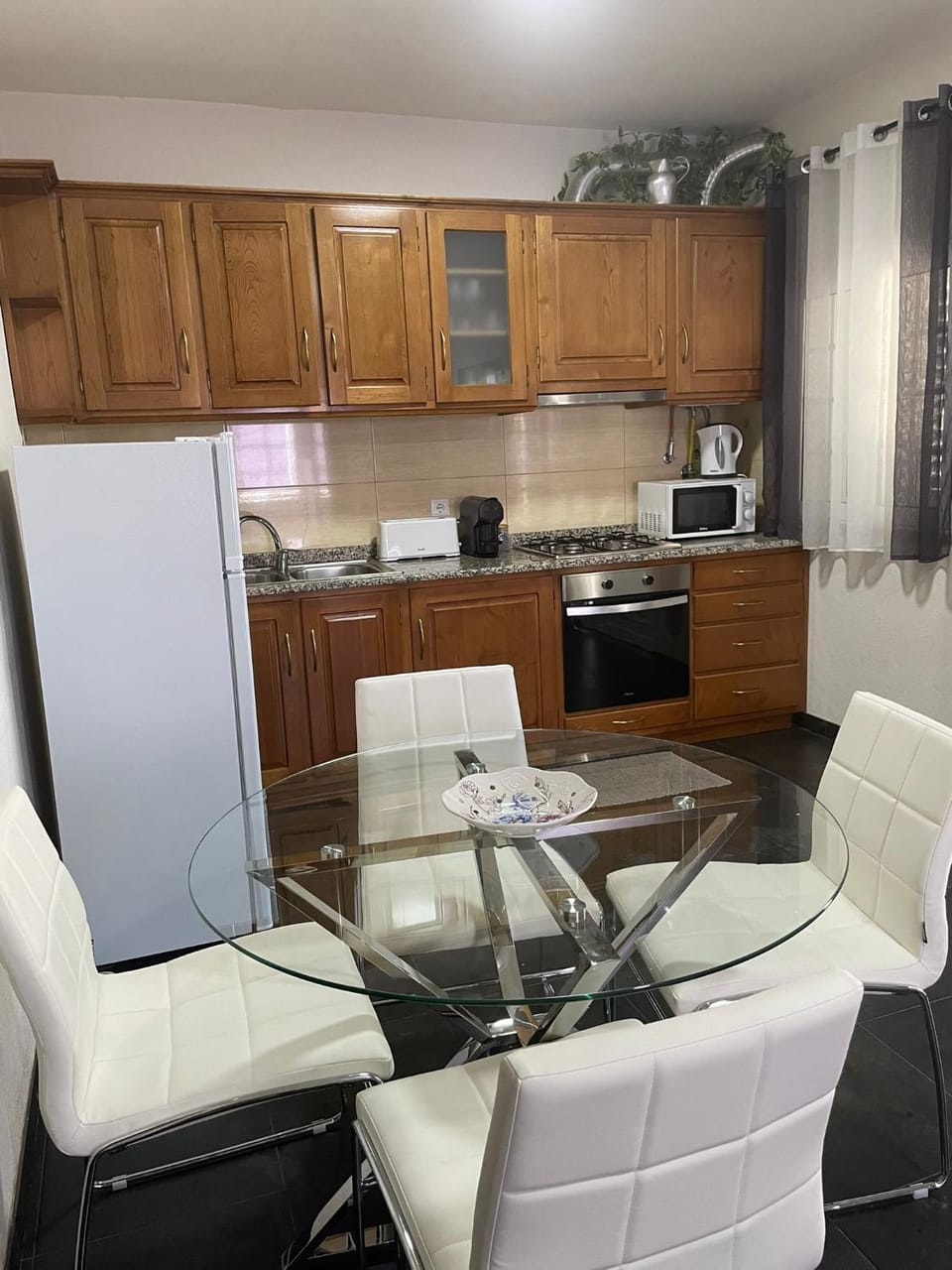 Coffee/tea facilities, Kitchen or kitchenette, Dining area, dishwasher, oven, stove, toaster