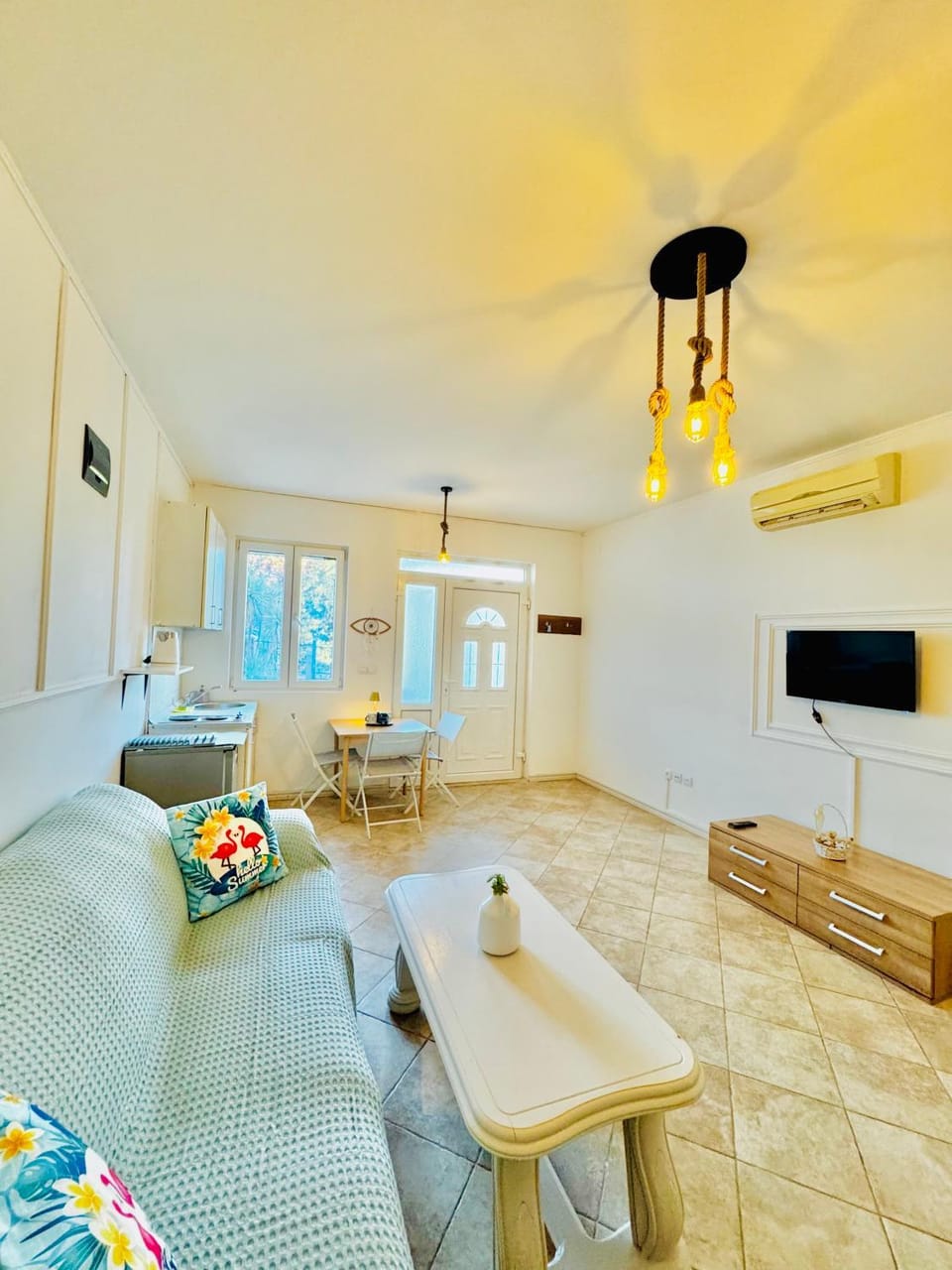 TV and multimedia, Living room, Seating area, Dining area, air conditioner