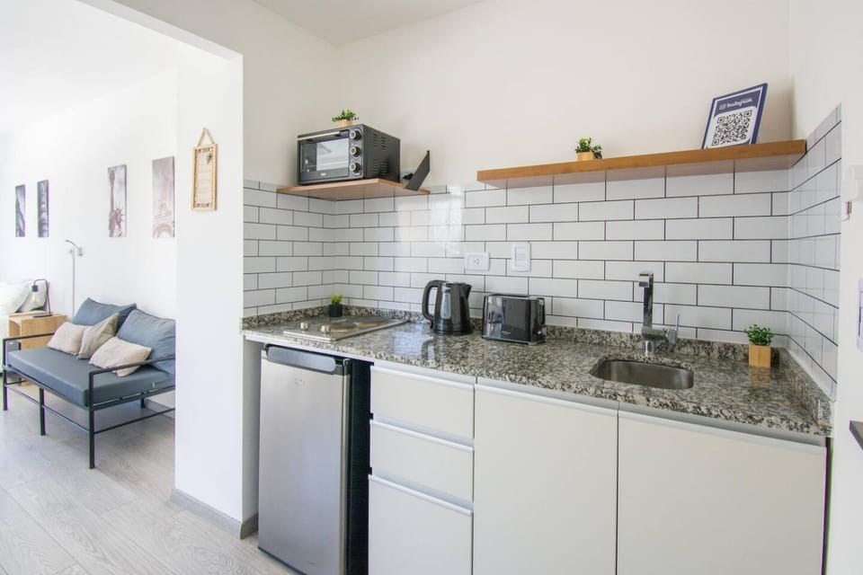 Kitchen or kitchenette, minibar, stove