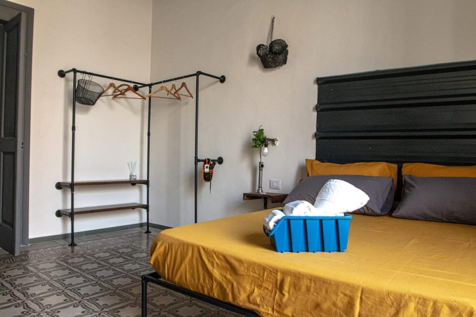Bed, Bedroom, towels