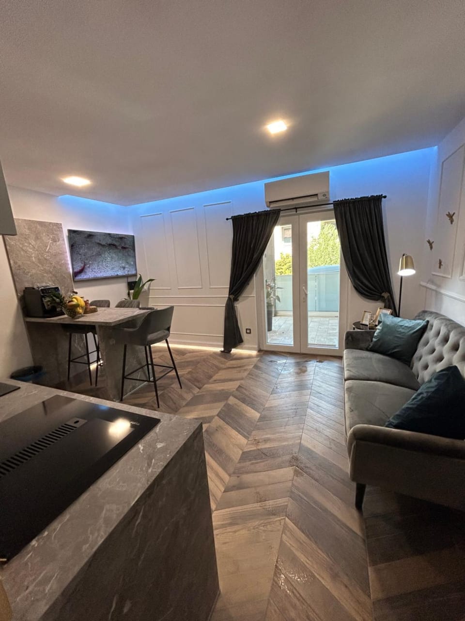 Delfa Luxe Suite-Sustainable Luxury & EV Station Apartment in Split-Dalmatia County