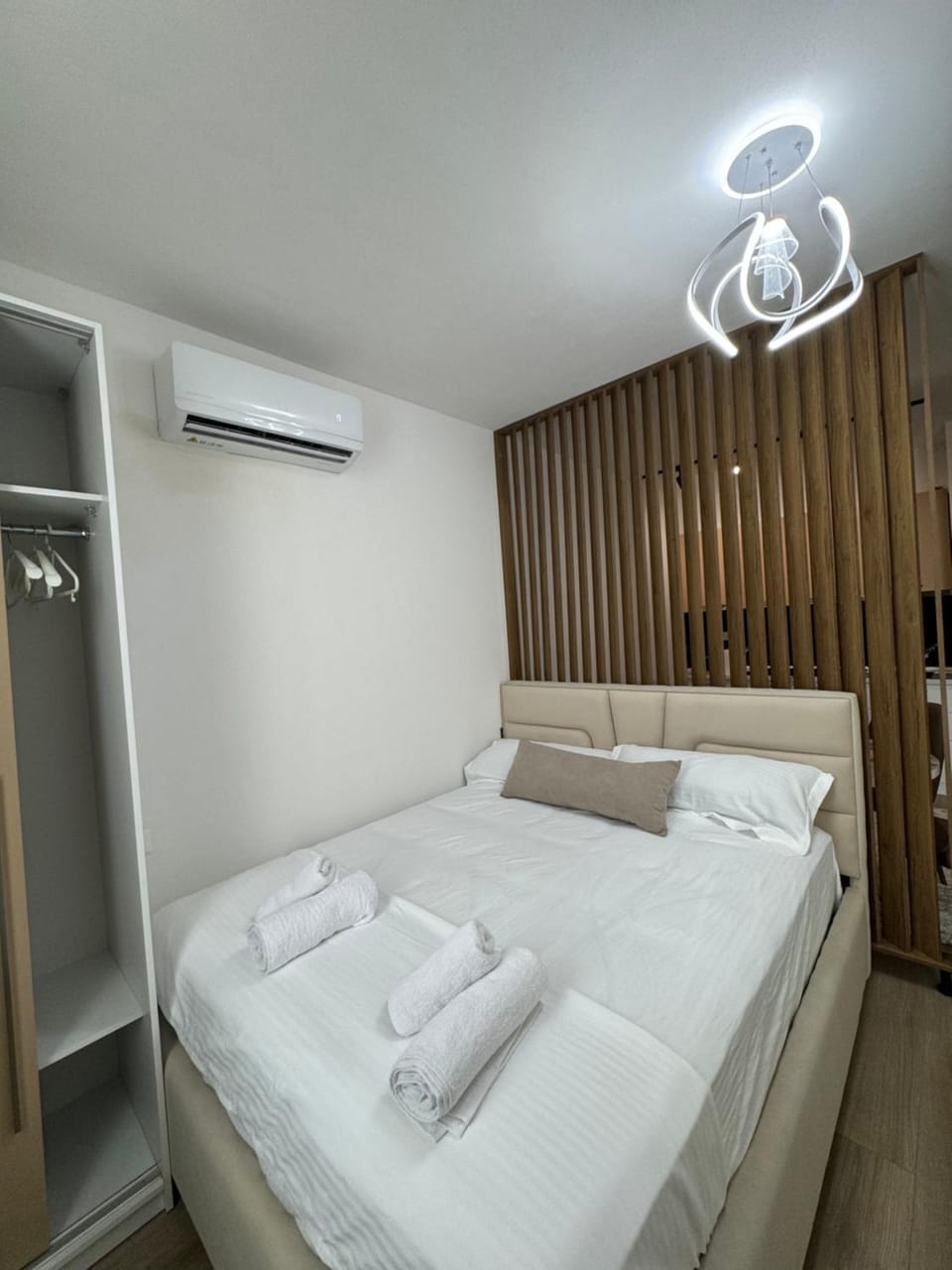 Bed, towels, air conditioner