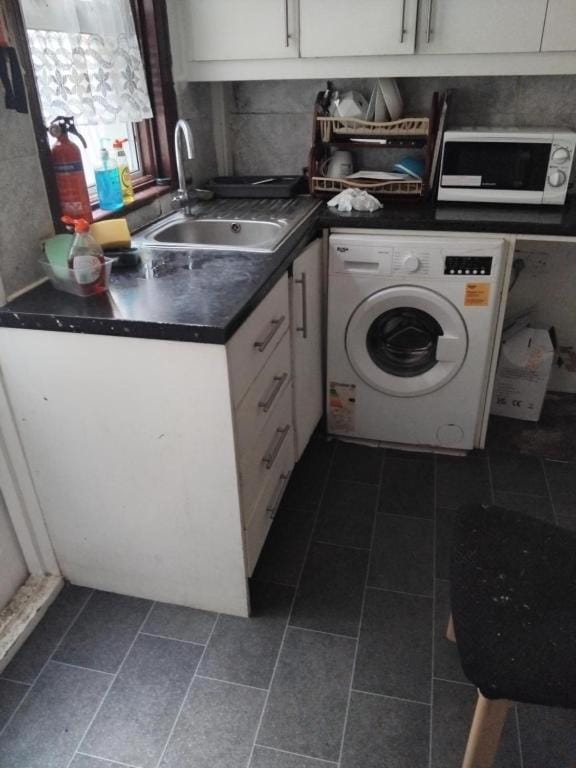 Kitchen or kitchenette, stove, washing machine