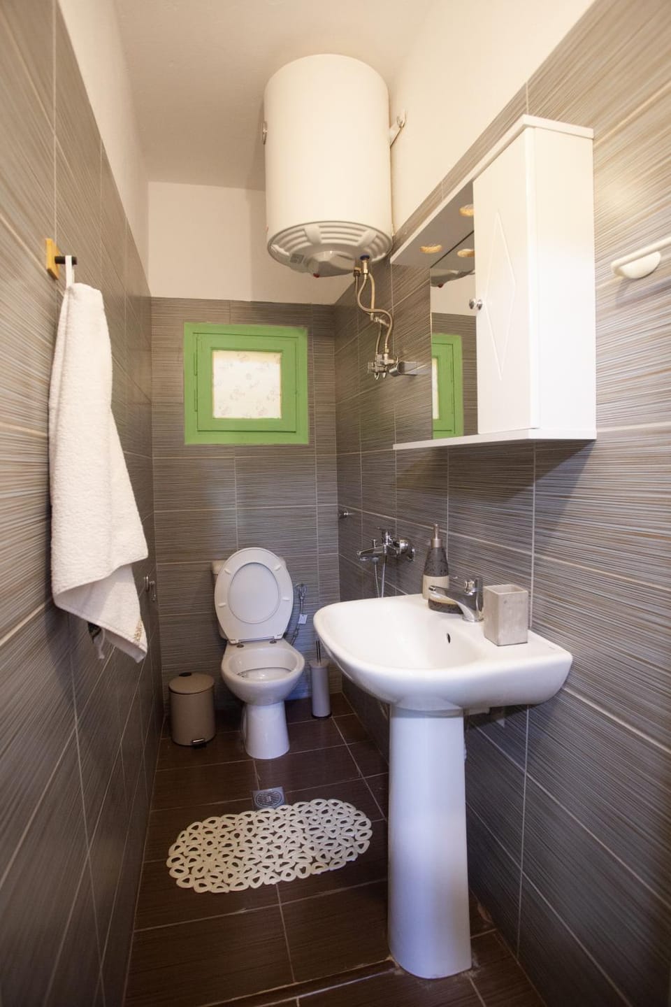 Shower, Toilet, towels