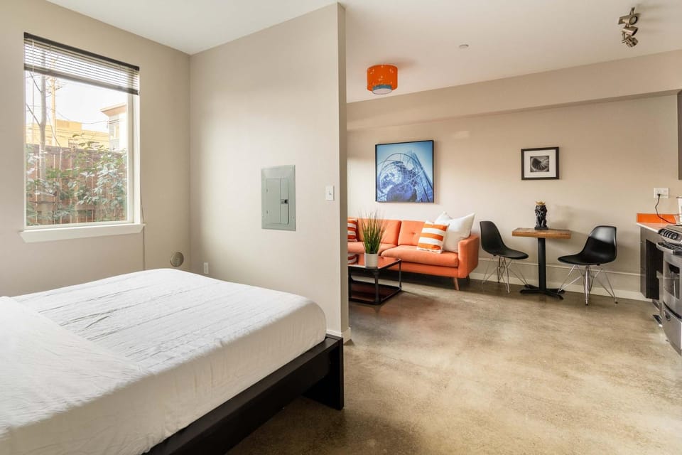 Stay Portland - Bright Studio Apartment - Food Carts & Local Shops Apartment in Portland