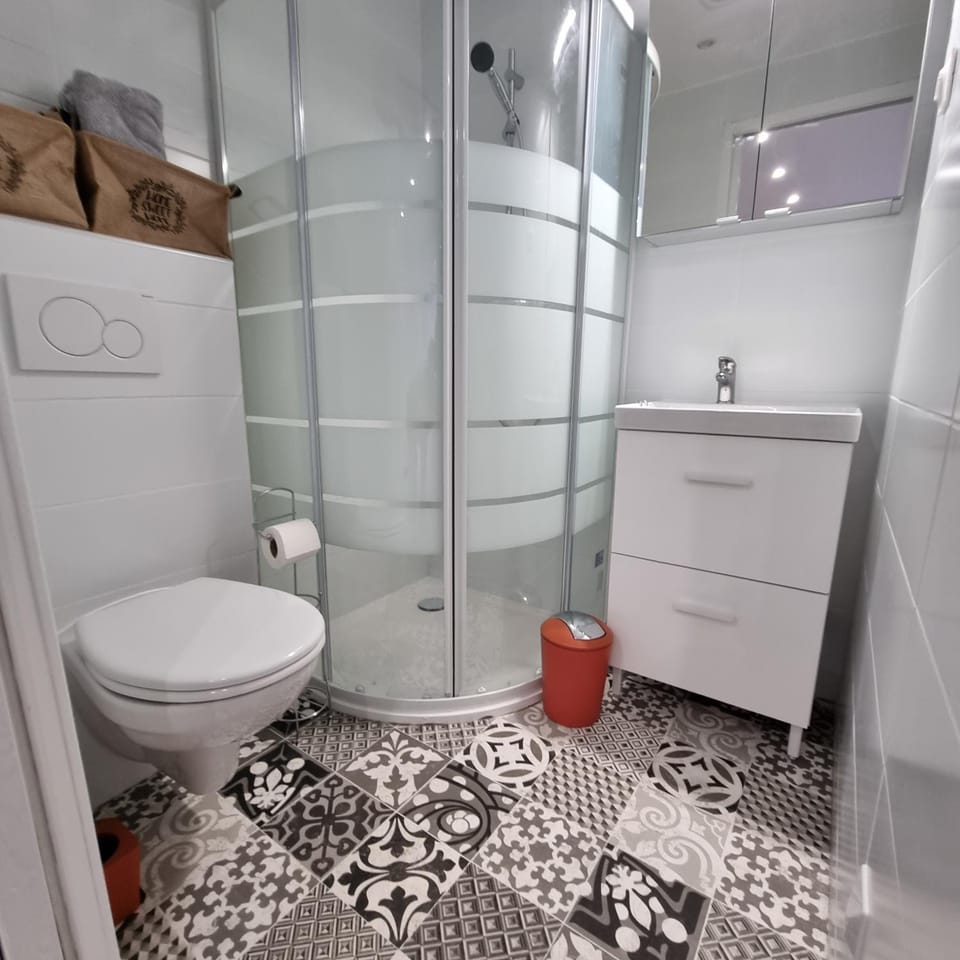 Shower, Bathroom