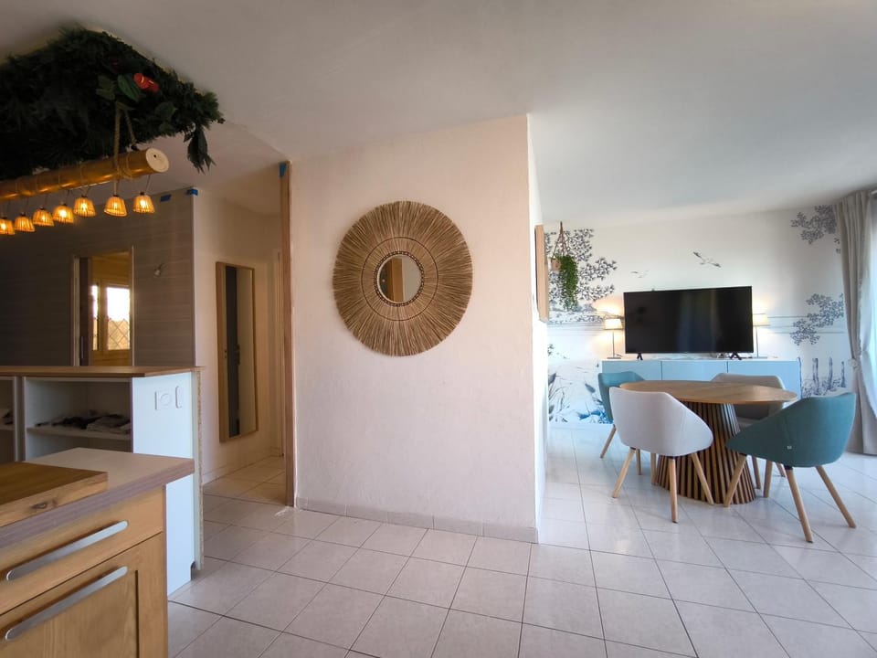 TV and multimedia, Kitchen or kitchenette, Living room, Seating area, Dining area, oven