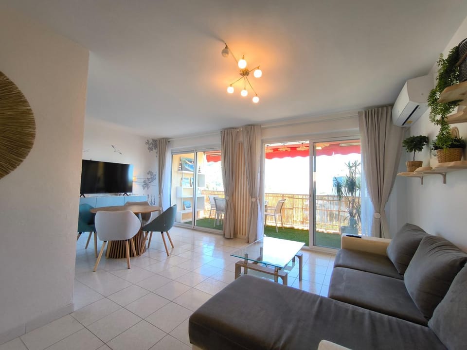Communal lounge/ TV room, TV and multimedia, View (from property/room), Balcony/Terrace, Living room, Seating area, Dining area, Evening entertainment