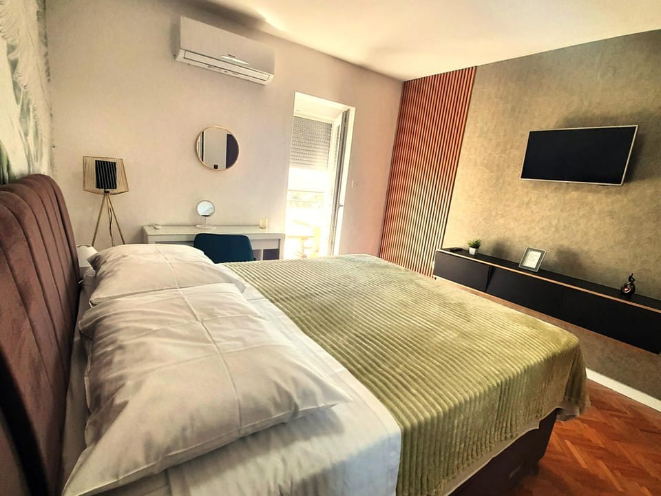 Bed, TV and multimedia, Bedroom, air conditioner