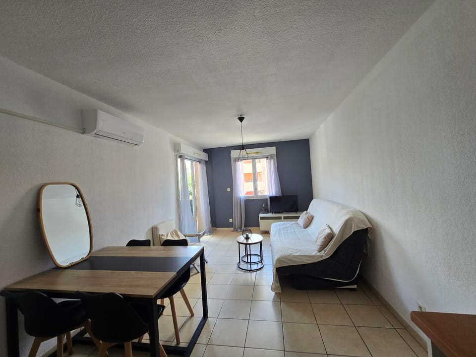 Appartement dans résidence avec piscine Apartment in Agde