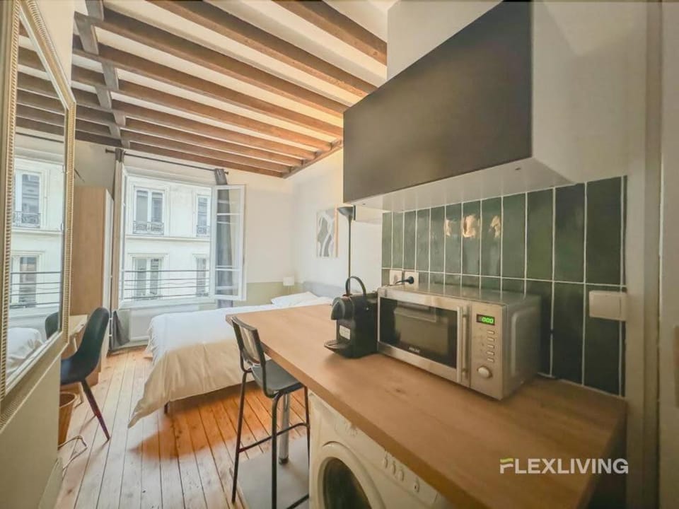 Immeuble L'echiquier Apartment in Paris