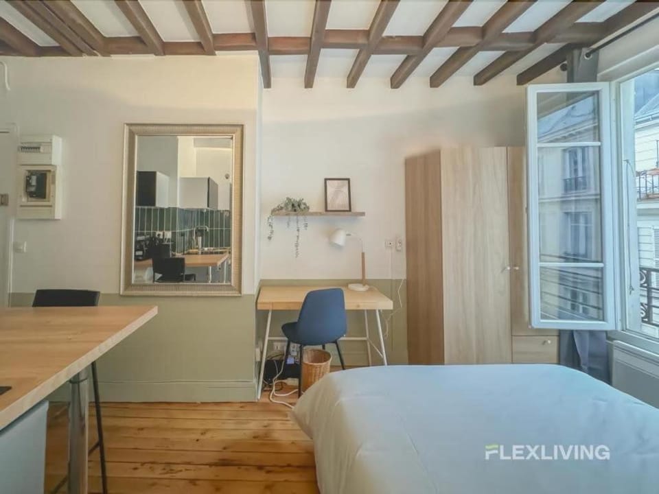 Immeuble L'echiquier Apartment in Paris