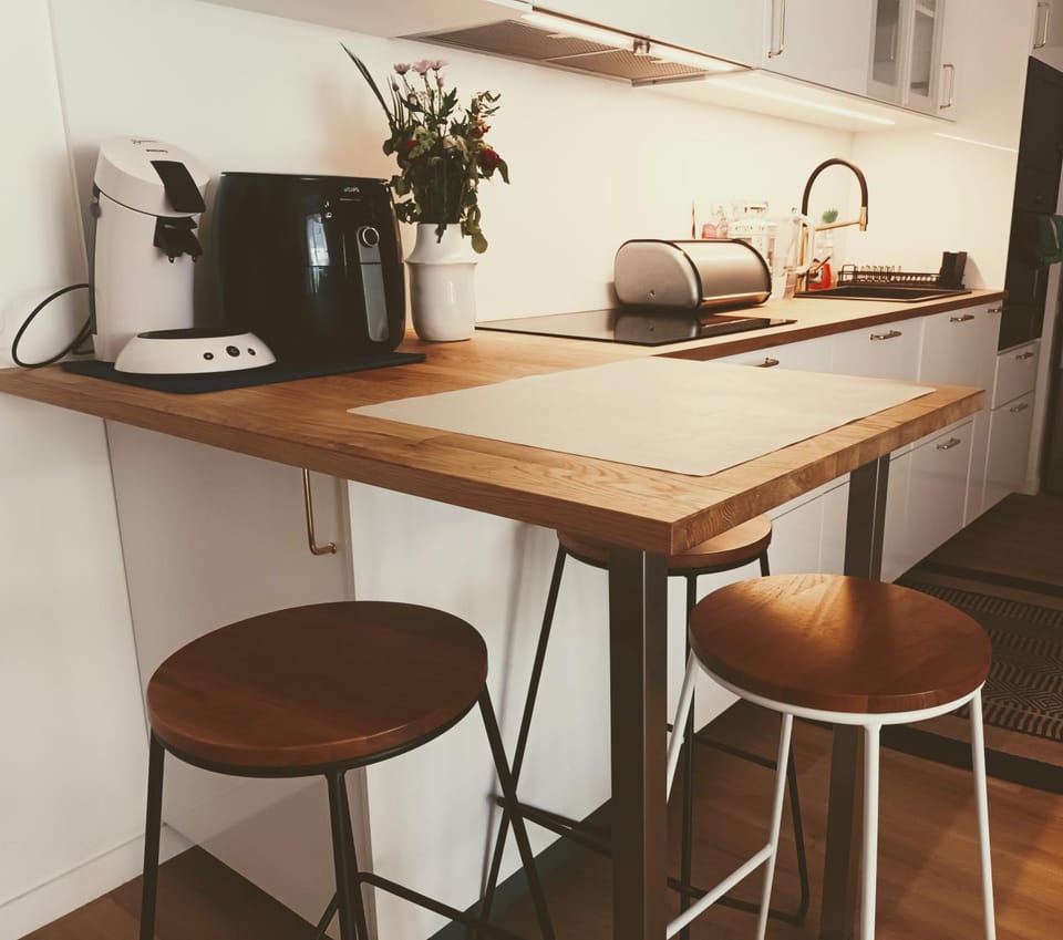 Coffee/tea facilities, Kitchen or kitchenette, Dining area, minibar, stove, toaster